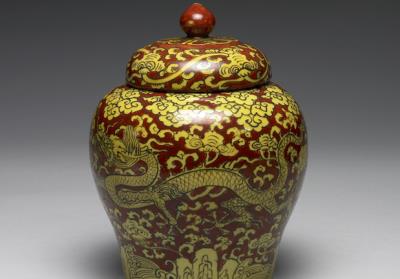 图片[2]-Lidded jar with clouds and dragons decoration in overglaze yellow on a red ground, Ming dynasty, Jiajing reign (1522-1566)-China Archive